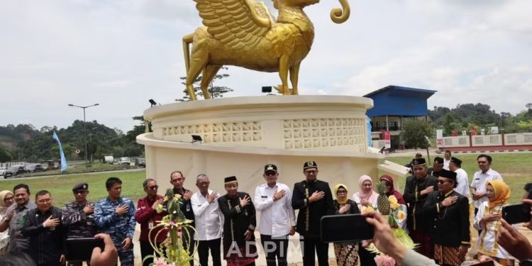 Patung Lembuswana di Bundaran Stadion Palaran Diresmikan 