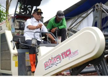 Panen Demplot Padi dan Aplikasi Digital Farming di Tenggarong 