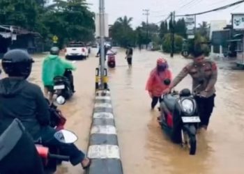 Polresta Bantu Dorong Kendaraan Mogok di Jalan Tergenang Banjir 