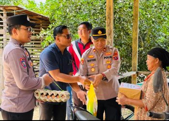 Jumat Berkah, Polsek Muara Wahau Bagikan Sembako ke Warga 