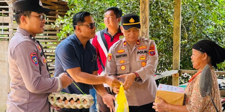 Jumat Berkah, Polsek Muara Wahau Bagikan Sembako ke Warga 
