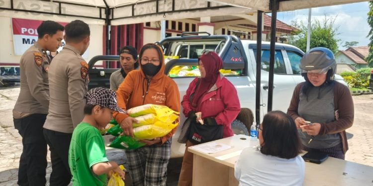 Polsek Bengalon Salurkan 4,2 Ton Beras SPHP ke Masyarakat