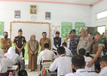 Kapolres Tinjau Distribusi Makan Bergizi Gratis di SMP 1 Sangatta Utara