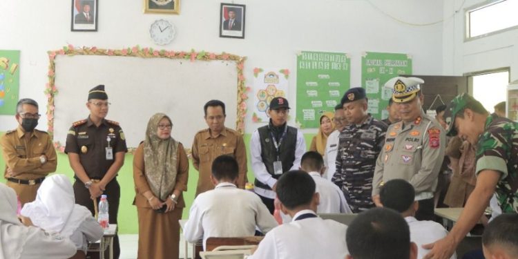 Kapolres Tinjau Distribusi Makan Bergizi Gratis di SMP 1 Sangatta Utara