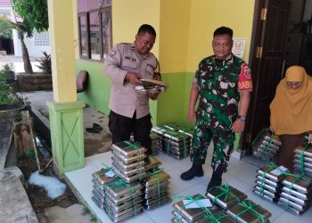 Bhabinkamtibmas Kawal MBG Bagi Pelajar di Desa Singa Gembara 