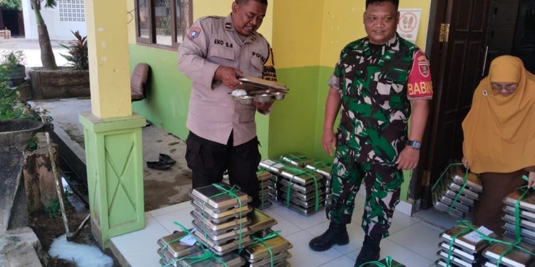 Bhabinkamtibmas Kawal MBG Bagi Pelajar di Desa Singa Gembara 