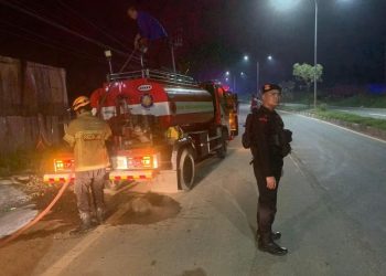 Gerak Cepat Brimob Bantu Padamkan Kebakaran Gudang di Kariangau