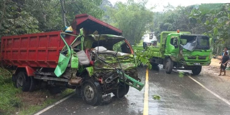 Dump Truk-Tronton Tabrakan di Samboja, Seorang Korban Luka, Kerugian Rp70 Juta