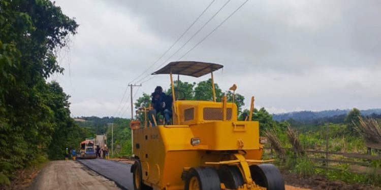 PT APE Aspal Jalan Poros Sangatta-Rantau Pulung Sepanjang 3,7 Kilometer