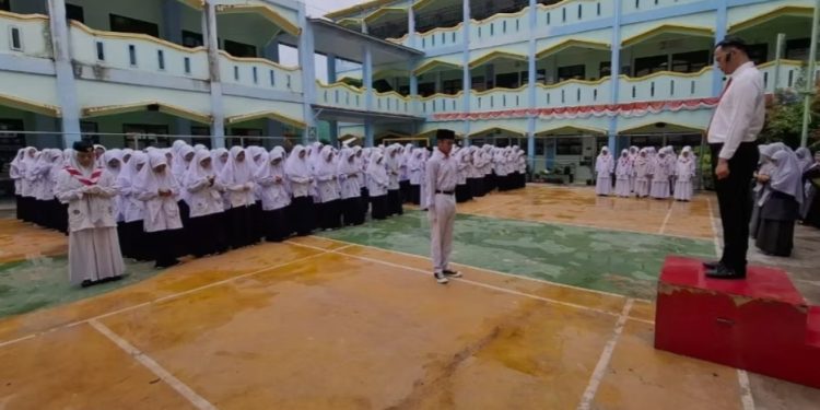 Kasat Resnarkoba Jadi Pembina Upacara di SMPIT Daarussalaam