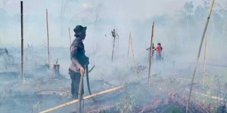 Polsek Long Iram Padamkan Kebakaran Hutan dan Lahan di Tering