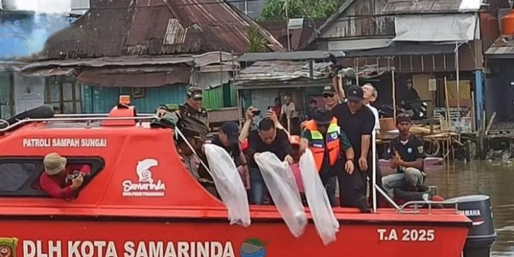 Pemkot Samarinda Gelar Aksi Pungut Sampah dan Tebar Ikan