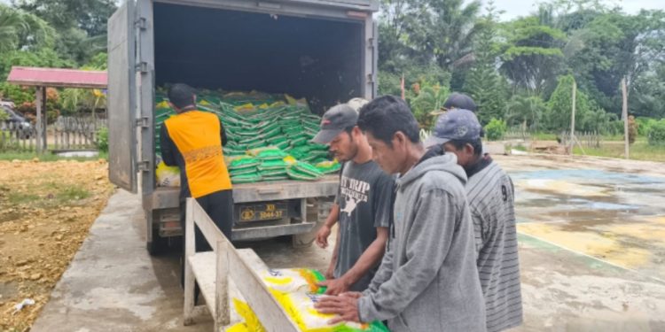 Polres Salurkan 2.500 Kg Beras di Bengalon, Harga Rp59 Ribu per Sak