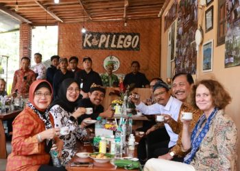Mensos dan Luhut Ngopi Bareng di Gombengsari Banyuwangi