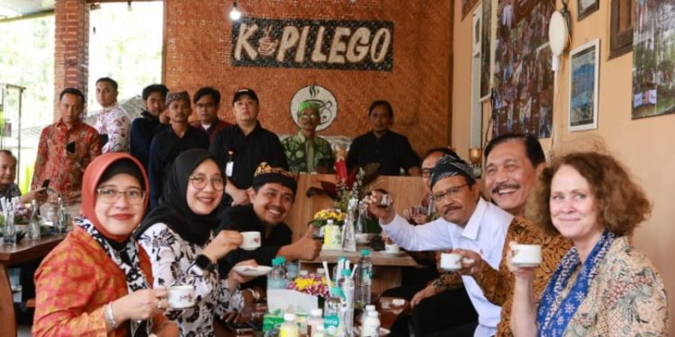 Mensos dan Luhut Ngopi Bareng di Gombengsari Banyuwangi