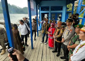 Kapolres Hadiri Upacara Adat Penyambutan Bupati-Wakil Bupati Mahulu