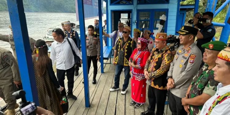 Kapolres Hadiri Upacara Adat Penyambutan Bupati-Wakil Bupati Mahulu