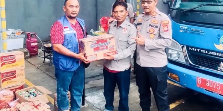 Polsek dan ITS Salurkan Bantuan Korban Kebakaran di Jalan Diponegoro Samarinda 