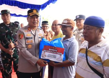 Sambut HUT Humas Polri, Polres Kutai Timur Serahkan Bansos ke Warga Kampung Jawa
