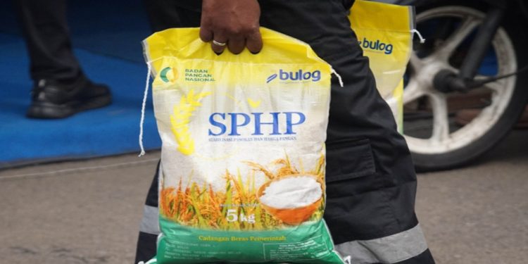 6 Ton Beras SPHP di GPM Kaliorang Habis Diserbu Warga