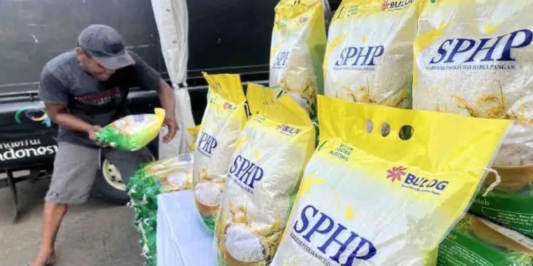 Polres Mahulu dan Bulog Gelar GPM Ringankan Beban Warga