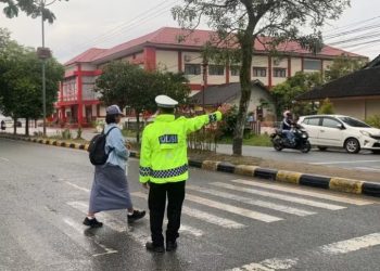 Meski Hujan, Satlantas Polres PPU Tetap Atur Lalu Lintas Pagi
