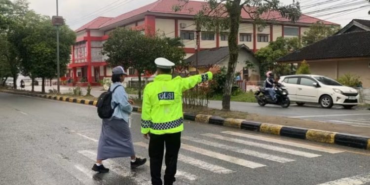 Meski Hujan, Satlantas Polres PPU Tetap Atur Lalu Lintas Pagi