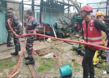 Kebakaran Hanguskan 6 Rumah, Brimob Polda Kaltim Turun Tangan