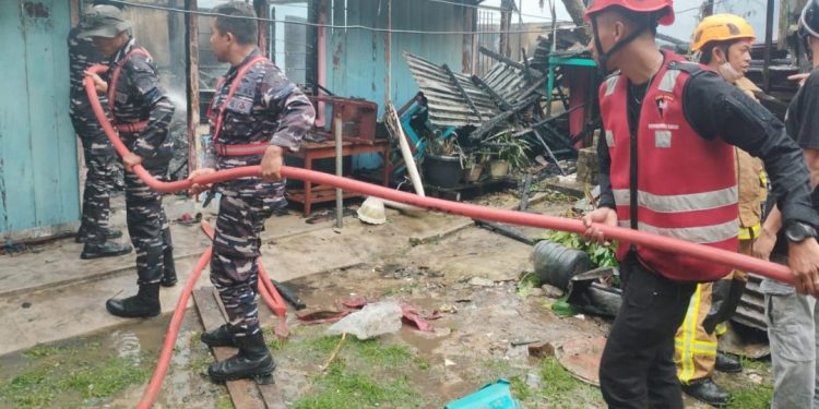 Kebakaran Hanguskan 6 Rumah, Brimob Polda Kaltim Turun Tangan