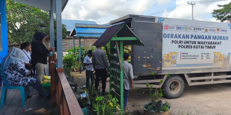 Polres Salurkan 1,5 Ton Beras Murah Bagi Warga Sepaso Barat