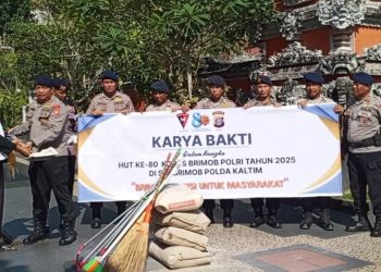 Satuan Brimob Polda Kaltim Gelar Karya Bakti di Pura Giri Jaya Natha
