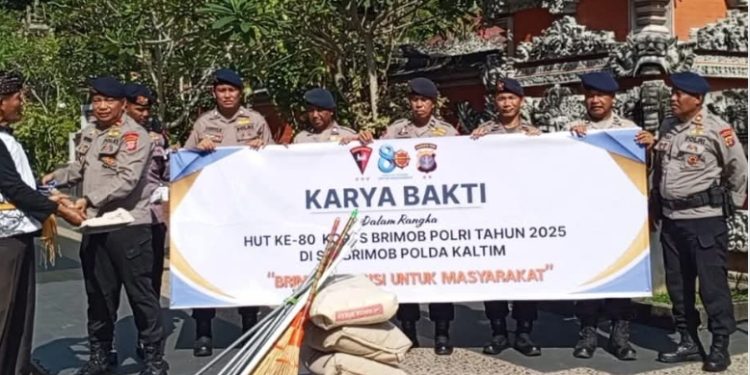 Satuan Brimob Polda Kaltim Gelar Karya Bakti di Pura Giri Jaya Natha