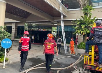 Hotel Bumi Senyiur Samarinda Terbakar, Tim Brimob Bantu Padamkan 
