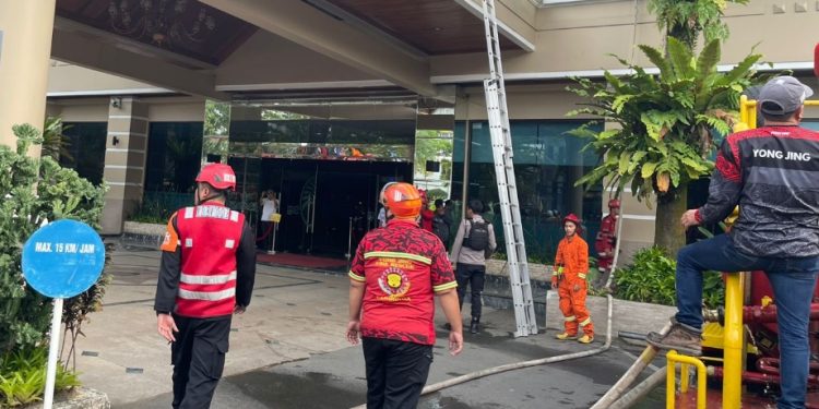 Hotel Bumi Senyiur Samarinda Terbakar, Tim Brimob Bantu Padamkan