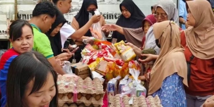 Warga Loa Bakung Serbu Sembako Murah Pemkot Samarinda 