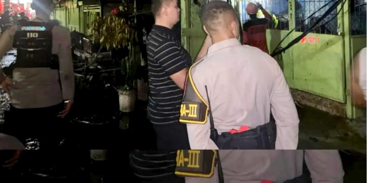 Polresta Samarinda Gerak Cepat Padamkan Kebakaran Warung Sembako