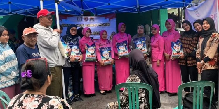 Polwan Polda Kaltim-Bhayangkari Salurkan Bantuan Bagi Korban Kebakaran