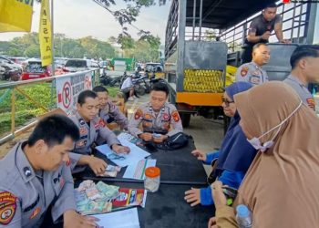 Satuan Samapta Salurkan 600 Karung Beras SPHP di GOR Kadrie Oening