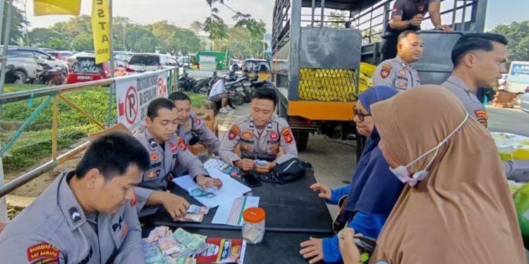Satuan Samapta Salurkan 600 Karung Beras SPHP di GOR Kadrie Oening