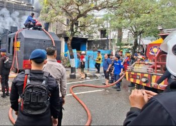 Ruko di Klandasan Ilir Terbakar, Tim Brimob Bantu Pemadaman