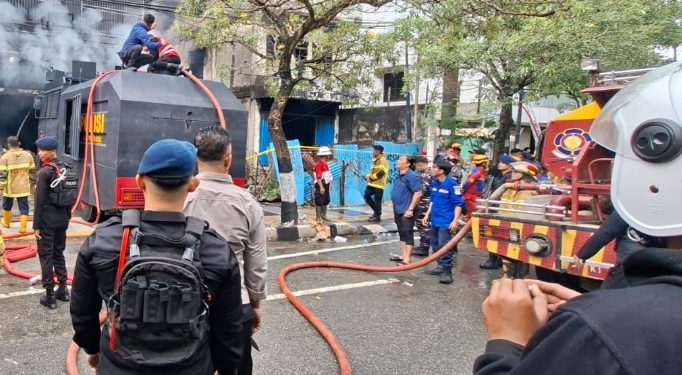 Ruko di Klandasan Ilir Terbakar, Tim Brimob Bantu Pemadaman