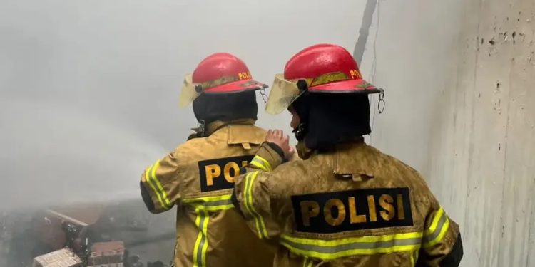 Polda Turunkan Pammat Padamkan Kebakaran Gudang di Balikpapan Utara