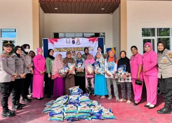 Polwan dan Bhayangkari Salurkan Bantuan ke Warga Bukit Cinta