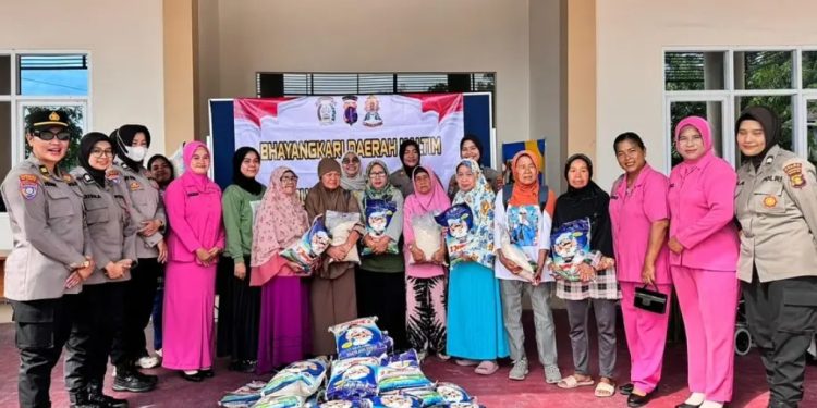 Polwan dan Bhayangkari Salurkan Bantuan ke Warga Bukit Cinta