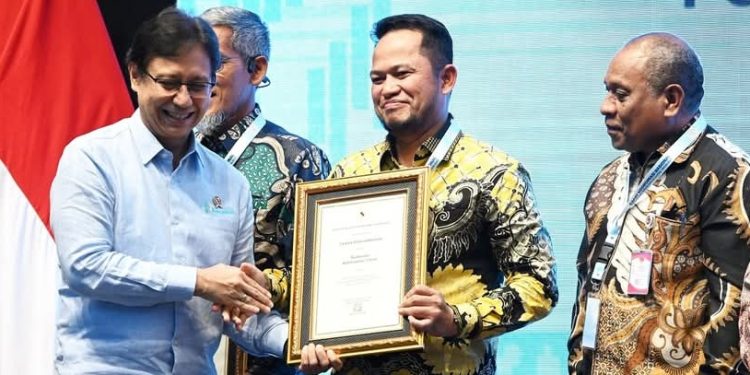 Gubernur Diganjar Penghargaan Pencapaian Intervensi Spesifik Tingkat Provinsi dari Menkes