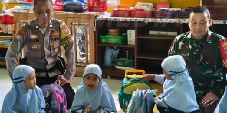 Polsek Samarinda Kota Kawal Pembagian MBG Murid TK Negeri 12