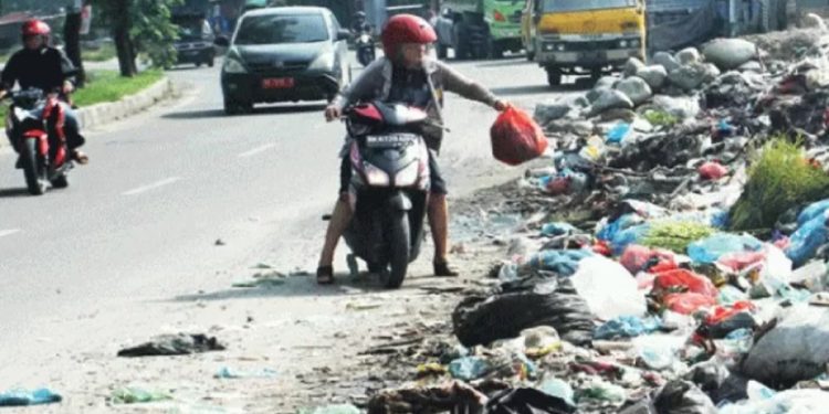 Batas Buang Sampah Mulai Pukul 18.00 hingga 06.00 WITA