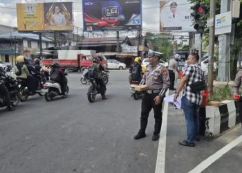 Satlantas dan HDCI Gelar Jumat Berbagi di Simpang Jembatan Mahakam