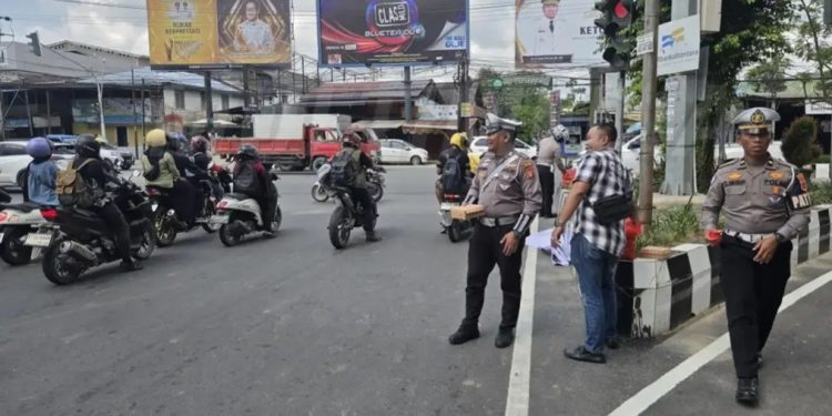 Satlantas dan HDCI Gelar Jumat Berbagi di Simpang Jembatan Mahakam
