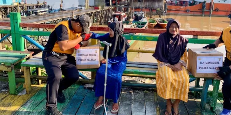 Polsek Palaran Gowes Sambang Warga, Salurkan Bantuan Bagi Lansia 
